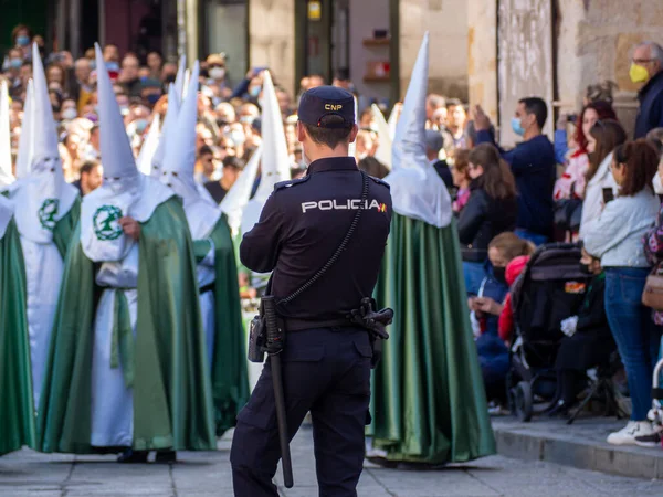Zamora, İspanya - 14 Nisan 2022: Zamora 'daki Kutsal Hafta boyunca bir alayı koruyan polis memuru.