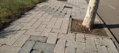 Yaya yolu bozuk, düz değil. İnsanların tökezlemesine ve düşmesine neden olur.