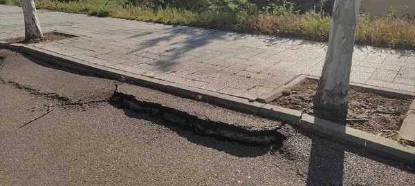 Złamana ścieżka betonowa ceglana powierzchnia tła, szczelnie pęknięty blok cementu tekstury. — Zdjęcie stockowe