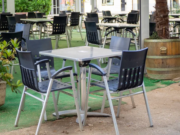 Lege stoelen en tafels in gesloten restaurant buiten voor de inflatiecrisis. — Stockfoto