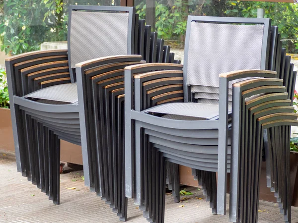 Empty chairs and tables at closed outdoor restaurant for the inflation crisis. Stockfoto