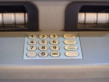 Zamora, İspanya - 20 Mart 2022: Tamirci klavyeli Bancaja ATM makinesi