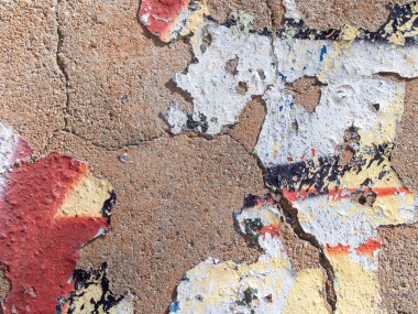 Çatlak boya renkleriyle eski beton duvar.