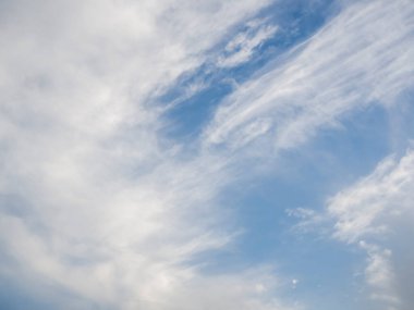 Mavi gökyüzündeki bulutlar. Arkaplan ve duvar kağıdı