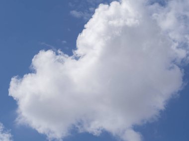 Mavi gökyüzündeki bulutlar. Arkaplan ve duvar kağıdı