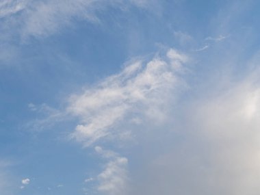 Mavi gökyüzündeki bulutlar. Arkaplan ve duvar kağıdı