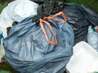 Çöp torbaları yerde yatıyor. Geri dönüşüm konsepti. Merkez resmi