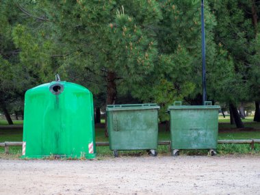 Şehir caddesinde yeşil çöp konteynırları. Merkez resmi