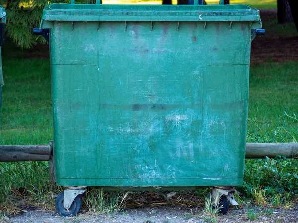 Des Poubelles Vertes Dans Rue Ville Image — Photo