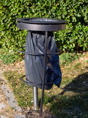 Kamu parkında bir çöp konteyneri. Geri dönüşüm konsepti. Yüksek kalite fotoğraf