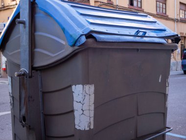 Sokakta taşan bir çöp konteynırı. Geri dönüşüm konsepti. Merkez resmi