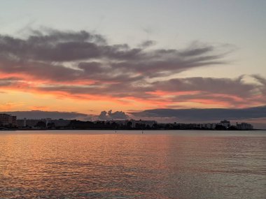 Yazın İbiza 'da gün batımı. Aşkı ve tatilleri düşün. Yüksek kalite fotoğraf