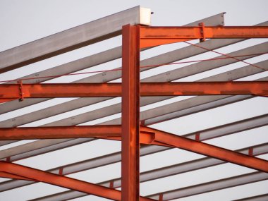 Gökyüzünde inşaat halindeki bir binanın metal yapısı. Merkez resmi