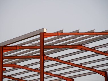 Gökyüzünde inşaat halindeki bir binanın metal yapısı. Merkez resmi