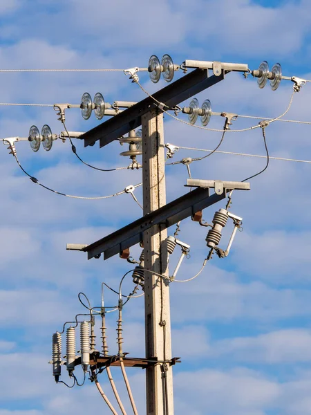 Высоковольтные Электрические Линии Голубом Небе Облаках Изображение — стоковое фото