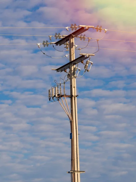 Líneas Eléctricas Alta Tensión Una Nube Haz Foto Alta Calidad —  Fotos de Stock