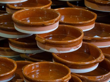 Raftaki çömlek vazoları. El yapımı esnaf ürünleri. Yüksek kalite fotoğraf