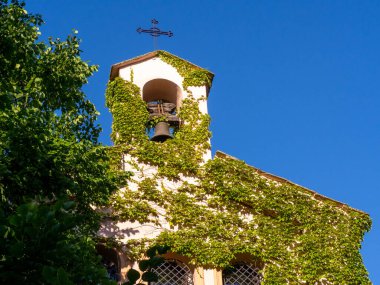 Akdeniz bölgesindeki eski bir kilisenin çan kulesi. HD resim