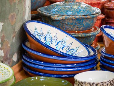 Raftaki çömlek vazoları. El yapımı esnaf ürünleri. Yüksek kalite fotoğraf