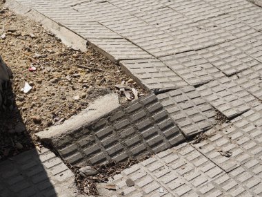 düz kaldırım fayansları. Çukurlar, güvensizlik ve yüksek çözünürlük riski