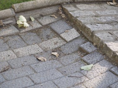 düz kaldırım fayansları. Çukurlar, güvensizlik ve yüksek çözünürlük riski