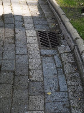 düz kaldırım fayansları. Çukurlar, güvensizlik ve yüksek çözünürlük riski