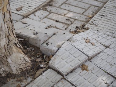 düz kaldırım fayansları. Çukurlar, güvensizlik ve risk, HD görüntü