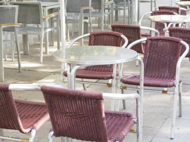 Bir kafenin terası enflasyonun etkileri yüzünden terk edilmiş. hd resmi