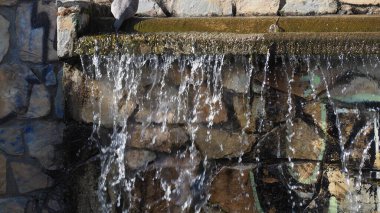 Yazın bir orman parkında yapay şelale. Tatil konsepti HD resim