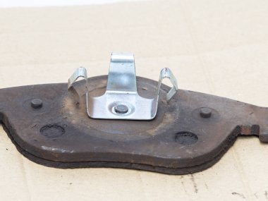 Kullanılmış fren balatalarının değişmesi gerekiyor, kapatın. hd resmi