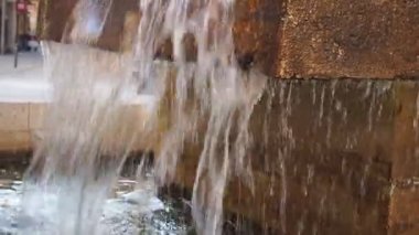 Sonbaharda parkta yapay bir şelale. Sonbahar konsepti. Yüksek kaliteli FullHD görüntüler