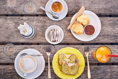 Tahta masadaki kahvaltı manzarası.