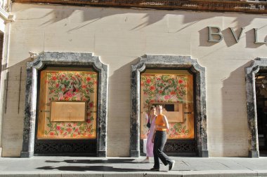 Roma, İtalya 'da Bvlgari veya Bulgari Mağaza Logosu ve Vitrin Pencereleri