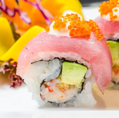 ton balıklı sushi