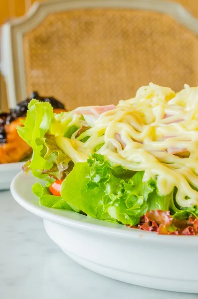 Salada em tigela branca — Fotografia de Stock