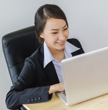 iş kadınları bilgisayar kullanımı