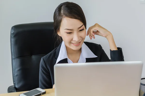 Zakelijke vrouwen computer gebruiken — Stockfoto