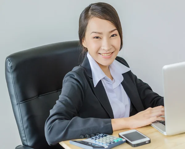 Las mujeres de negocios sonrisa — Foto de Stock