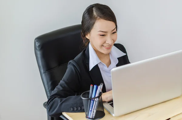 ビジネスの女性は、コンピューターを使用します。 — ストック写真