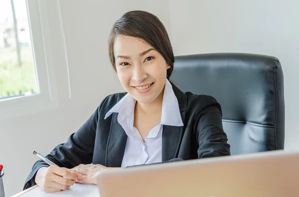 Zakelijke vrouwen glimlach — Stockfoto