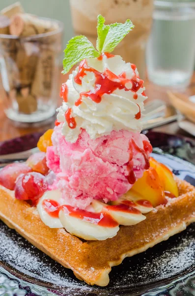 Waffle com gelado — Fotografia de Stock