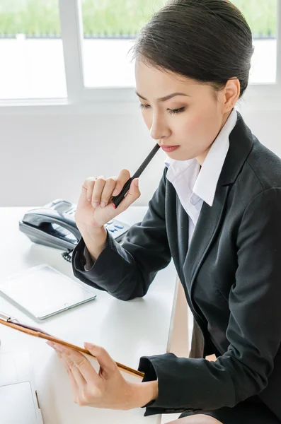 Business women thinking in office — Stock Photo, Image