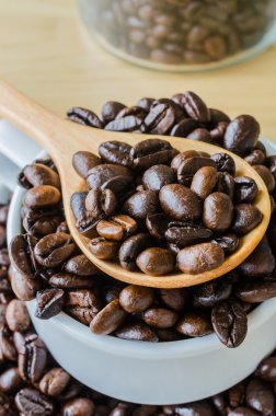 Kahve çekirdekleri üzerine kaşık