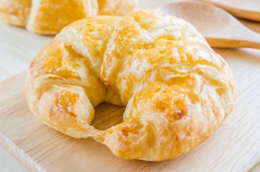 kruvasan ahşap tablo