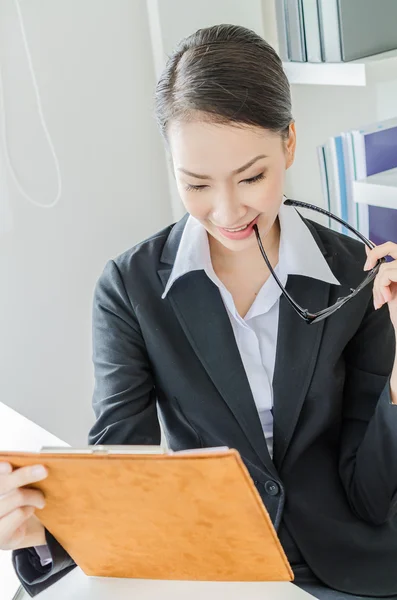 Mulheres de negócios pensando no escritório — Fotografia de Stock