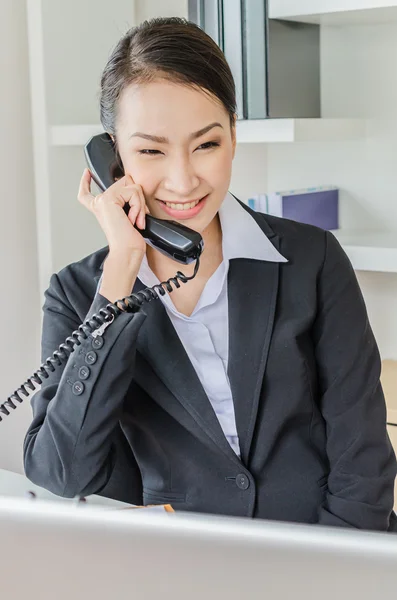 Jóvenes mujeres de negocios llamando — Foto de Stock