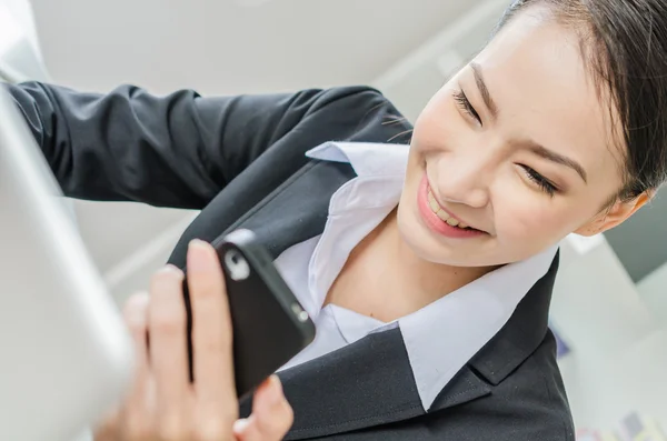 Unga affärskvinnor använda moblie telefon — Stockfoto