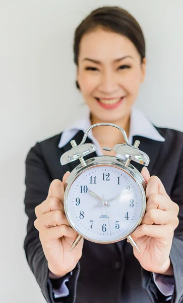 Jonge zakelijke vrouwen met klok — Stockfoto