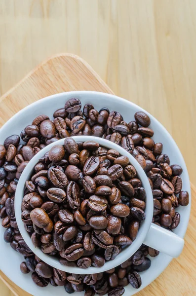Kaffebønner på beger – stockfoto
