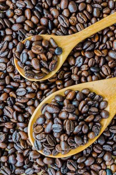 Grãos de café na colher — Fotografia de Stock